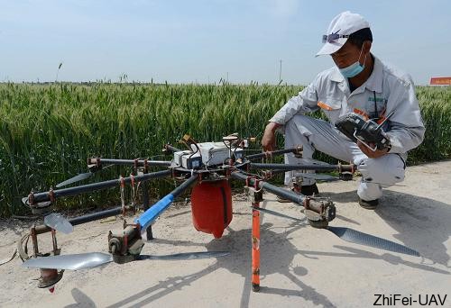 5月19日,工作人員在石家莊市欒城區(qū)溫家莊村做無(wú)人植保飛機(jī)起飛前準(zhǔn)備。當(dāng)日,河北石家莊市欒城區(qū)農(nóng)業(yè)部門(mén)聯(lián)合飛防企業(yè),利用無(wú)人植保飛機(jī)對(duì)小麥進(jìn)行大規(guī)模噴藥作業(yè)。據(jù)了解,無(wú)人植保飛機(jī)一天可噴灑農(nóng)藥面積200至300畝,極大地提高了作業(yè)效率。新華社記者 王曉 攝 河北智飛極農(nóng)無(wú)人機(jī)科技|一鳶科技|行業(yè)定制無(wú)人機(jī)